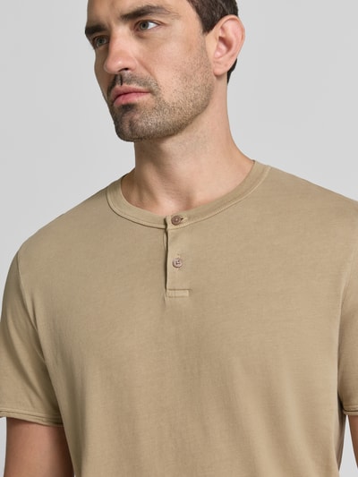 Männermodel trägt T-shirt mit korte knoopsluiting model 'ENIL' van Drykorn, puur katoen, regular fit, ronde hals, ruglengte maat M 60 cm, Nahaufnahme bovenlichaam
