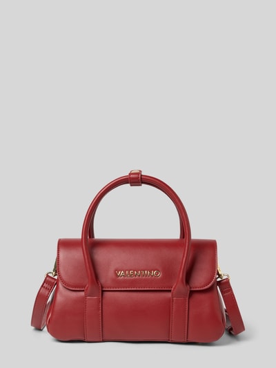 Produktfoto, Handtasche mit Label-Applikation von VALENTINO BAGS in Rot, glatte Oberfläche, goldfarbene Details, Hauptfach mit Überschlag