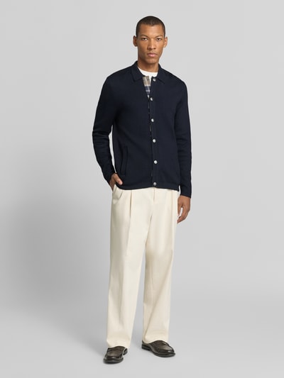 Männermodel trägt Regular Fit Strickjacke aus Baumwoll-Mix mit Woll-Anteil Modell 'Florcombe' von Barbour, Herren Strickjacke, Ganzkörperansicht von vorne.