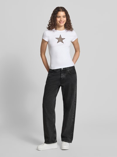 Frauenmodel trägt Boyfriend Fit Barrel Jeans aus reiner Baumwolle Modell 'CRAFT' von Pepe Jeans, schwarz, lockere Form, Damen Barrel Jeans, Ganzkörperansicht von vorne.