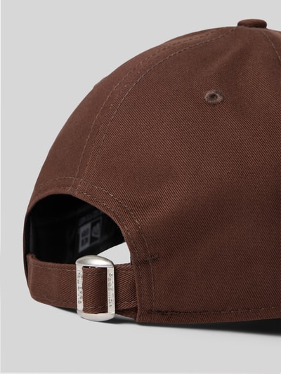 Produktfoto, Baseball Cap mit Motiv-Stitching Modell '9FORTY®' von New Era aus reiner Baumwolle, braune Farbe, silberne Schnalle, Struktur-Twill.