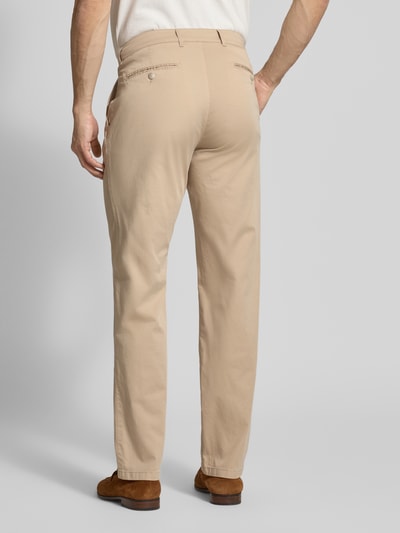 Männermodel trägt Hose mit Eingrifftaschen Modell 'Everest' von BRAX in Beige, Baumwoll-Lyocell-Mix, Regular-Fit, Rückansicht Ganzkörperansicht.