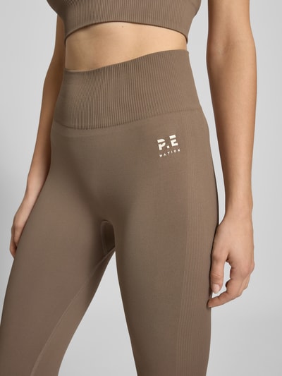 P.E Nation Super Skinny Fit Leggings mit Label-Print Modell 'SEAMLESS' Taupe 3