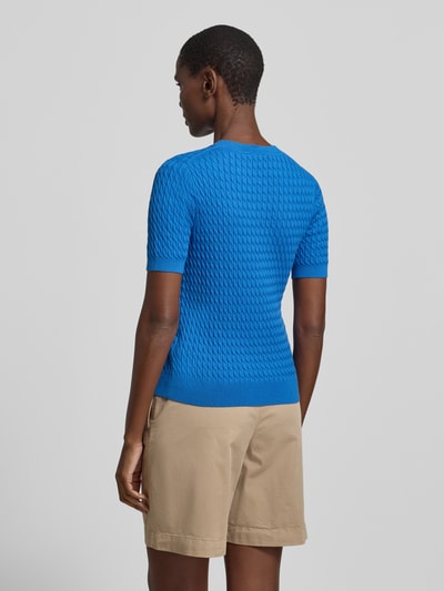 Vrouwenmodel draagt Slim Fit T-shirt uit zuiver katoen van Tommy Hilfiger, look: effen, kabelpatroon, logodetail, ronde hals, korte mouw, rompzoom geribd, knitwear, Ganzkörperansicht Rückansicht.