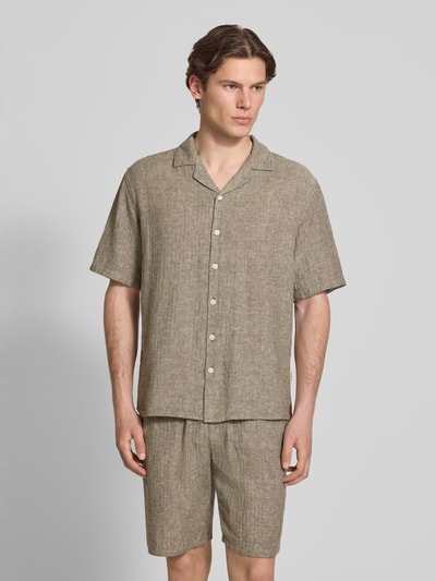 Männermodel trägt Regular Fit Leinenhemd mit Reverskragen Modell 'DYLAN' von Redefined Rebel, Herren Freizeithemd, Leinen-Baumwoll-Mix, Unifarbenes-Design, Ganzkörperansicht von vorne