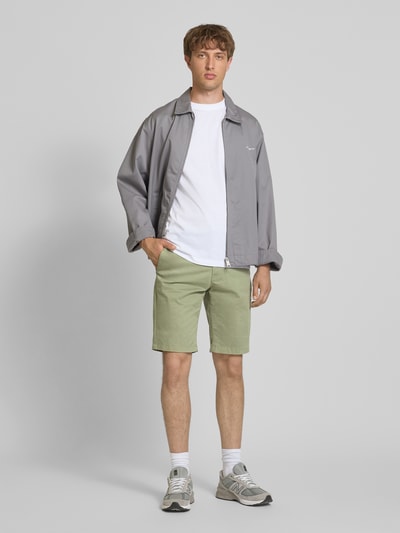 Tommy Jeans Slim Fit Chinoshorts aus Baumwoll-Mix Modell 'SCANTON' Oliv 1