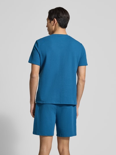 Männermodel trägt Regular Fit Pyjama-Oberteil aus Baumwoll-Mix Modell 'WAFFLE' von BOSS in Unifarbe, Ganzkörperansicht Rückansicht.