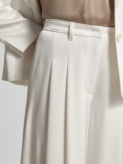 Frauenmodel trägt Stoffhose mit Biesen und Eingrifftaschen von Marc Cain in Creme, Baumwoll-Mix, Wide Fit, Nahaufnahme Oberkörper.