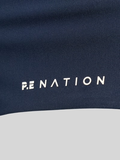 Produktfoto, Sport-BH mit Racerback Modell 'ACTIVE' von P.E Nation aus mieszanka materiałów z dodatkiem streczu, nadruk z logo, granatowa gładka faktura
