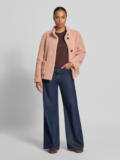 Kobiecy model nosi Regular Fit Jacke mit Stehkragen od FUCHS SCHMITT z futerka, krój regular fit, stójka, nakładane kieszenie, listwa guzikowa, jasno różowa faktura, Szerokość ramion w rozmiarze 36: 43 cm, Szerokość klatki piersiowej w rozmiarze 36: 52 cm, Długość rękawów w rozmiarze 36: 63 cm, Długość tyłu w rozmiarze 36: 59 cm, widok całej sylwetki z przodu.