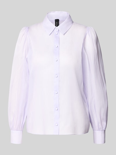 Produktfoto, Regular Fit Bluse aus Seide-Baumwoll-Mix von Marc Cain, Hemdblusenkragen, Knopfleiste, weiße Farbe, glatte Textur, Rückenlänge 61 cm, Ärmellänge 64 cm, Damen Bluse