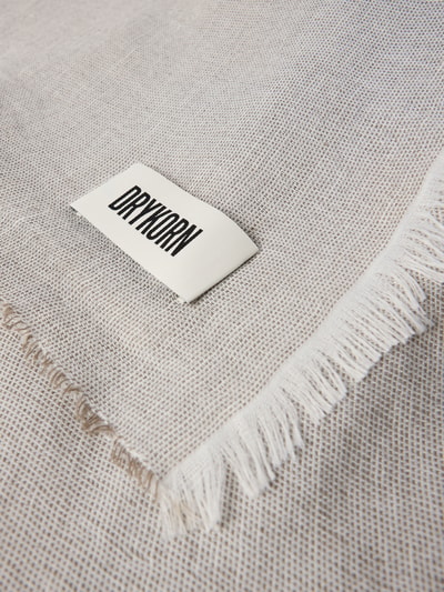 Produktfoto, Schal mit Label-Detail und Fransen Modell 'PLINA' von Drykorn, Material-Mix mit Leinen-Anteil, rechteckige Form, feine Webstruktur, neutrale Farben, Kontext: Damen Schal, Breite 66 cm, Länge 196 cm