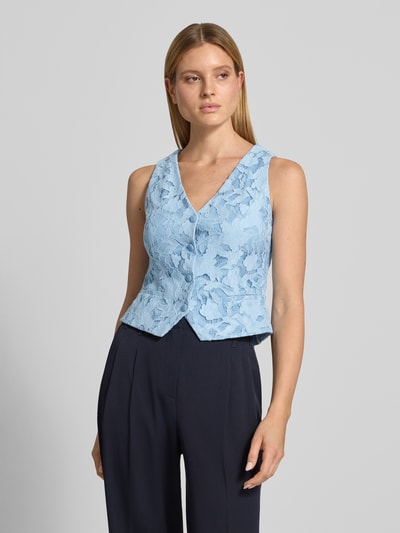 Kobiece modelka nosi Regular Fit Weste mit Allover-Spitzenbesatz von V by Vera Mont, mieszanka bawełny, dekolt w serek, kieszenie z wypustkami, listwa guzikowa, jasnoniebieski, długość tyłu w rozmiarze 36: 50 cm, krój regular fit, obszycie z koronki na całej powierzchni, zdjęcie całej sylwetki z przodu.