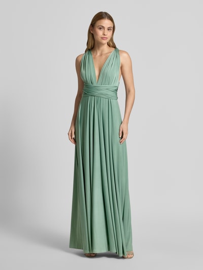 Frauenmodel trägt Maxikleid mit tiefem V-Ausschnitt von Rose Avenue, Taillierter Schnitt, Taillenband, Rückenlänge 135 cm bei Größe S, Ganzkörperansicht von vorne.