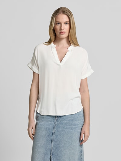 Frauenmodel trägt Relaxed Fit Blusenshirt aus reiner Viskose Modell 'BEAUTY' von Vero Moda, unifarbenes Kurzarmshirt, Tunika-Kragen, V-Ausschnitt, blauer Jeansrock, fließende Textur, Ganzkörperansicht von vorne.