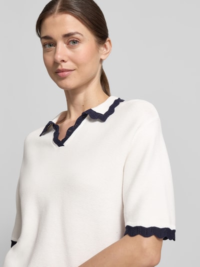 Frauenmodel trägt Strickshirt mit Polokragen und V-Ausschnitt von Christian Berg Woman aus Reine Baumwolle mit Kontraststreifen und Wellensaum, Regular-Fit, Nahaufnahme Oberkörper.