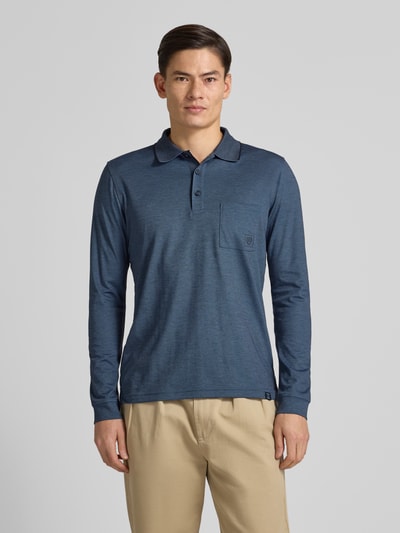 Männermodel trägt Poloshirt mit Brusttasche von Lerros in Blau, Baumwoll-Mix, Regular-Fit, Polokragen, Label-Detail, Ganzkörperansicht von vorne.