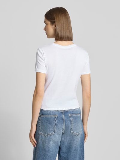 Frauenmodel trägt Regular Fit T-Shirt aus reiner Bio-Baumwolle Modell 'PRINCESS' von Only, unifarbenes Jersey, Ganzkörperansicht Rückansicht.