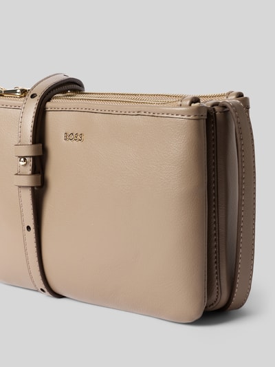 Produktfoto, Umhängetasche aus echtem Leder von BOSS in Beige mit glatter Textur und goldfarbenem Logo, Damen Umhängetasche