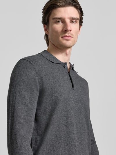 Männermodel trägt Strickpullover aus Baumwoll-Kaschmir-Mix Modell 'FRODE' von Casual Friday in Anthrazit, Nahaufnahme Oberkörper, Regular Fit, Polokragen, gerippte Abschlüsse.