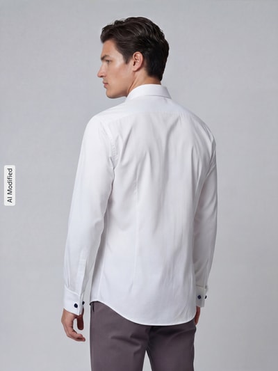 Männermodel trägt weißes Slim Fit Businesshemd aus Twill von Jake*s mit Kentkragen und Umschlagmanschetten, Rückansicht Ganzkörperansicht.