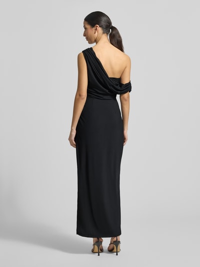 Frauenmodel trägt Abendkleid mit Raffungen und Gehschlitz von Lace & Beads, One-Shoulder-Träger, gerader Schnitt, Maxikleid, Rückenlänge 109 cm, Brustweite 37 cm, Ganzkörperansicht Rückansicht.
