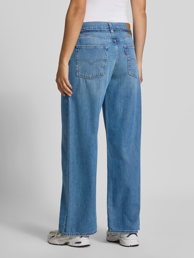 Frauenmodel trägt Oversized Weite Hose aus Baumwoll-Lyocell-Mix Modell '300®' von Levi's® 300 in Hellblau, lockere Passform, Ganzkörperansicht Rückansicht.