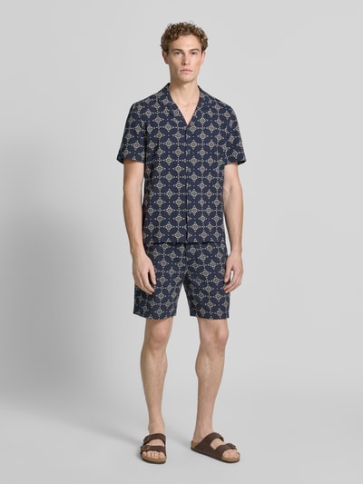 Männermodel draagt Relaxed Fit vrijetijdsoverhemd van puur katoen van s.Oliver RED LABEL, donkerblauw met licht geometrisch patroon, Ganzkörperansicht van voren.