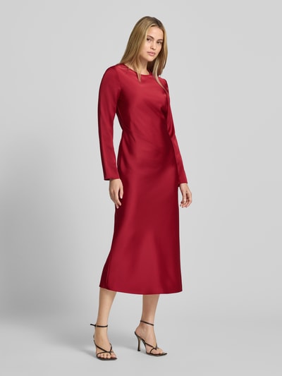 Frauenmodel trägt Midikleid aus Satin von Emporio Armani in Rot, körpernahe Passform, Rundhalsausschnitt, Langarm, Ganzkörperansicht von vorne.