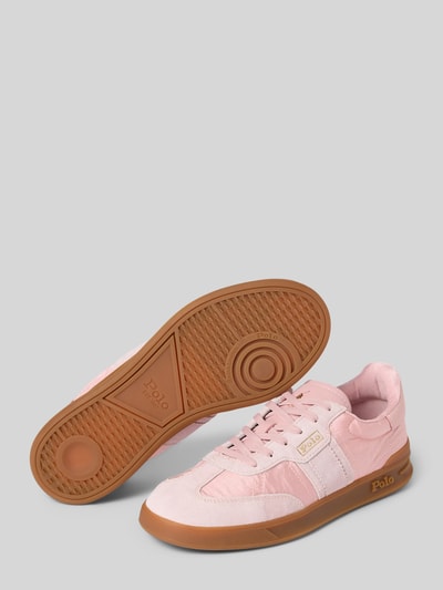 Produktfoto, Low Top Sneaker aus echtem Leder Modell 'AERA' von Polo Ralph Lauren in rosa Veloursleder mit brauner, strukturierter Sohle, Label Print