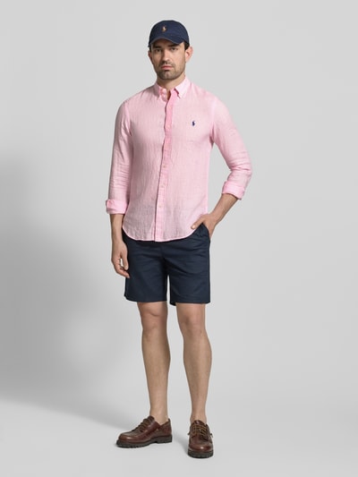 Männermodel trägt Slim Fit Freizeithemd aus reinem Leinen von Polo Ralph Lauren in Optik: Unifarben, Flammgarn-Struktur, Ganzkörperansicht von vorne.