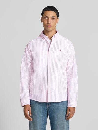 Männermodel trägt Regular Fit Freizeithemd aus reiner Baumwolle von REVIEW in Rosa mit feinen Streifen, Knopfleiste, Ganzkörperansicht von vorne.
