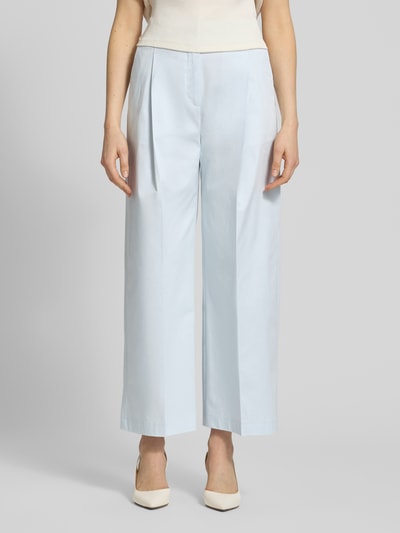 Frauenmodel trägt Regular Fit Chino aus Baumwoll-Mix Modell 'TULOTTA' von BOSS, Optik: Unifarben, Label-Applikation, Ganzkörperansicht von vorne.