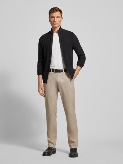 Męski model nosi Slim Fit Stoffhose mit Gesäßtaschen od MCNEAL, mieszanka bawełny i elastanu, wpuszczane kieszenie, zapięcie na guzik i zamek błyskawiczny, kieszenie z tyłu, szerokość w rozmiarze 50: 47 cm, długość wewnętrzna nogawki w rozmiarze 50: 83 cm, jasnobeżowy, gładka faktura, prosty fason, całopostaciowy widok z przodu.