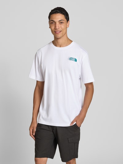 Męski model trägt Relaxed Fit T-Shirt mit Logo-Print von The North Face aus bawełna, okrągły dekolt, długość tyłu w rozmiarze M: 71 cm, Ganzkörperansicht von vorne