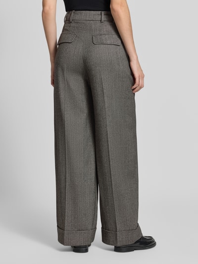 Frauenmodel trägt Wide Fit Hose mit Bügelfalten und Eingrifftaschen von windsor., grauer Baumwoll-Elasthan-Mix, Ganzkörperansicht Rückansicht.