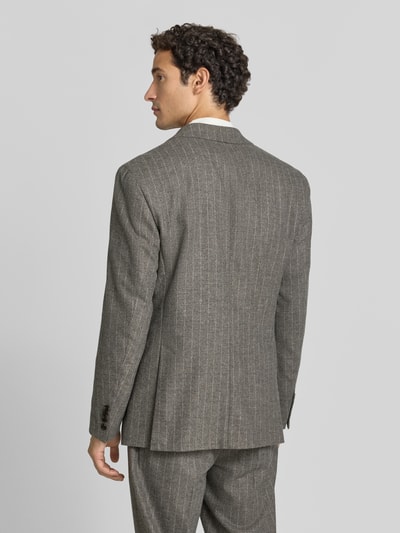 Männermodel trägt Slim Fit Sakko aus Woll-Mix mit Viskose-Anteil von JOOP!, graues Nadelstreifenmuster, Ganzkörperansicht Rückansicht, Herren Sakko von JOOP! COLLECTION.
