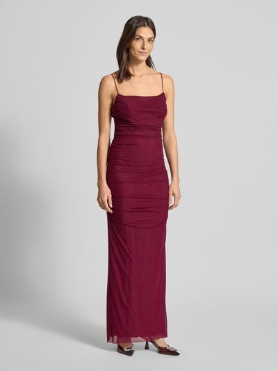 Modelka kobieca nosi Slim Fit Abendkleid mit Gehschlitz od Hey Kyla, bordowy kolor, siateczka, podszewka, ramiączka, całkowity widok z przodu.