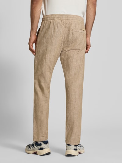 Männermodel trägt Relaxed Fit Hose aus Baumwoll-Leinen-Mix Modell 'KANE' von Jack & Jones in Beige, sichtbare Textur, elastischer Bund, Ganzkörperansicht Rückansicht, Herren Hose mit Tunnelzug und Gesäßtasche, Bundweite 41 cm, Innenbeinlänge 77 cm.