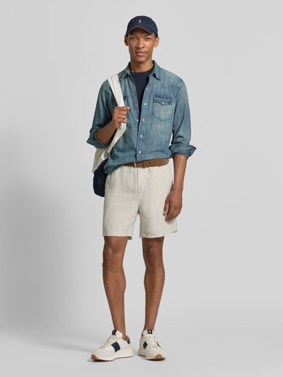 Männermodel trägt Regular Fit Freizeithemd aus reiner Baumwolle Modell 'DENIM WESTERN SHIRT' von Polo Ralph Lauren in Blau, Ganzkörperansicht von vorne.