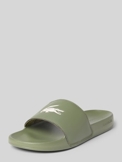 Produktfoto, Badeschuhe mit Logo-Print Modell 'SERVE SLIDE 0.0' von Lacoste in Optik: Unifarben, Schuhspitze: Rund, Absatzform: Flach, Applikation: Logo-Print, Verschluss: Schlupf/offen, strukturierte Sohle.