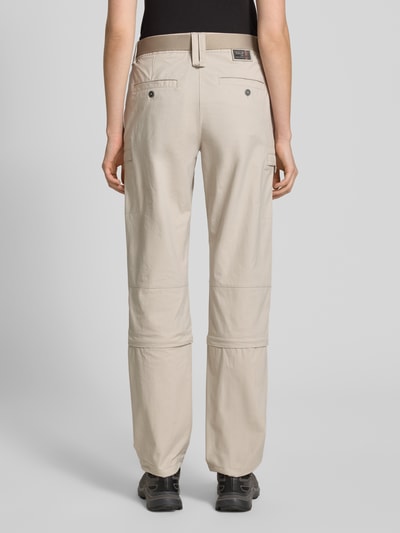 Frauenmodel trägt Straight Fit Wanderhose mit Zip-Off von G.I.G.A. DX, beige, glatte Oberfläche, abnehmbarer Gürtel, Ganzkörperansicht Rückansicht. Bundweite bei Größe 36: 113 cm, Innenbeinlänge bei Größe 36: 80 cm, Knopf- und Reißverschluss.