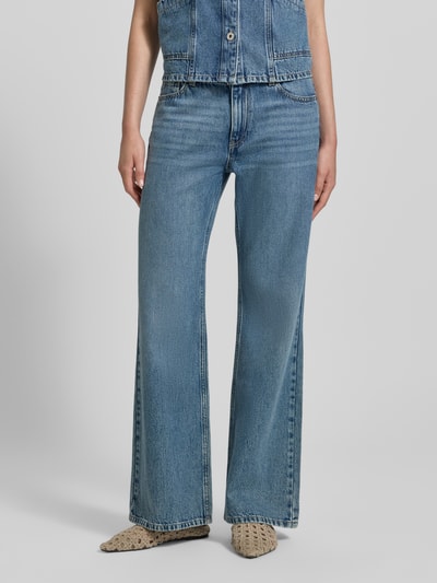Frauenmodel trägt Flared Fit Jeans im 5-Pocket-Design von Jake*s Casual, mittleres Blau, strukturierte Denim-Oberfläche, Nahaufnahme Unterkörper. Bundweite 42 cm, Innenbeinlänge 82 cm bei Größe 36.