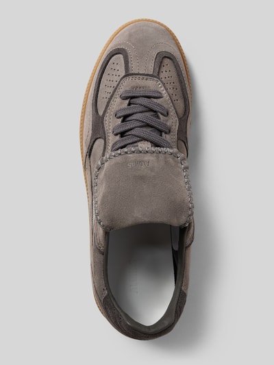 Produktfoto, Sneakersy mit Schnürverschluss von ALOHAS z naturalnej skóry, zaokrąglony czubek, detal z logo, fakturowana podeszwa, wysokość obcasa 2 cm, wysokość cholewki 6 cm, szerokość cholewki 7 cm.