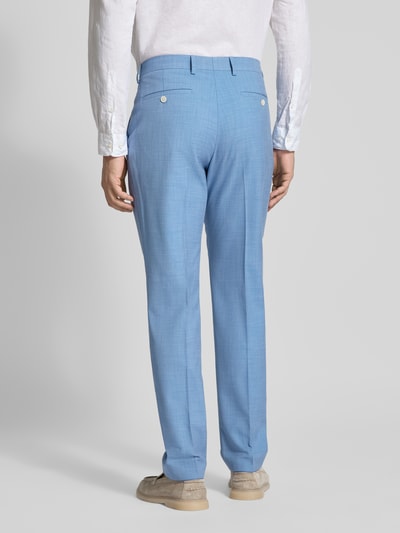 Männermodel trägt Straight Fit Anzughose mit Bügelfalten von MCNEAL in Hellblau, Gesäßtaschen, Rückansicht, Ganzkörperansicht Rückansicht.