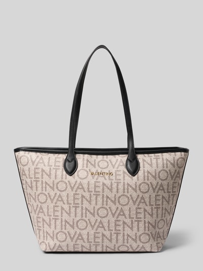 Produktfoto, Shopper mit Logo-Muster und Label-Applikation von VALENTINO BAGS, Hauptfach mit Reißverschluss, Tragehenkel, beige-braun, Maße 50x28x14 cm, Schulterriemen 49 cm.