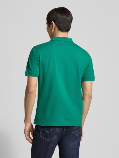 Mężczyznamodel nosi Regular Fit Poloshirt mit Logo-Stitching von Gant, zielony, elastyczna bawełna, krój regular fit, krótki rękaw, widok całej sylwetki z tyłu
