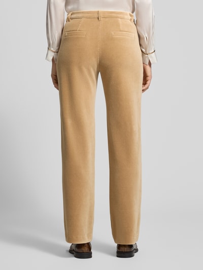 Vrouwenmodel draagt Wide Leg Anzughose uit katoenmix model 'WUKARI' van Marc Cain, dames pantalon, beige, glad oppervlak, volledig zicht van achteren.