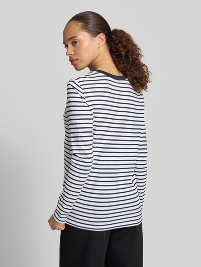 Frauenmodel trägt Regular Fit Langarmshirt aus reiner Baumwolle Modell 'ESSENTIAL' von Selected Femme, Streifenmuster, Ganzkörperansicht Rückansicht, Damen Langarmshirt von Selected Femme.