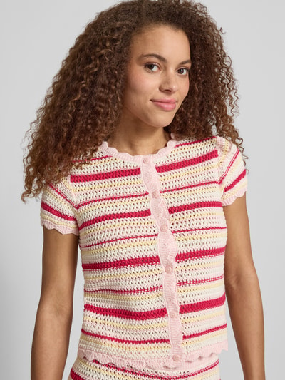 Frauenmodel trägt Gestreiftes Häkel-Top mit Muschelrand-Detail von REVIEW aus reiner Baumwolle im Slim-Fit mit Streifenmuster, Knopfleiste, Farben Rosa und Creme, Ganzkörperansicht von vorne.